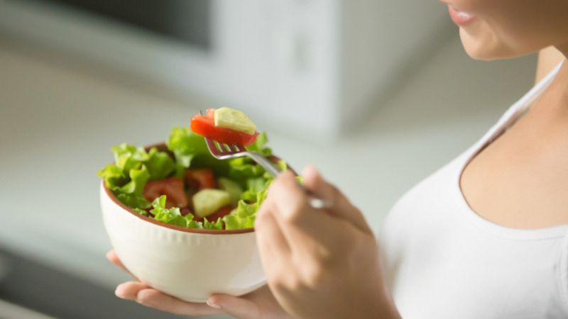 Tránh ăn quá no hoặc quá đói khi lên xe