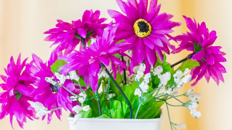 Cắm hoa giả tại nhà đẹp tặng người thân