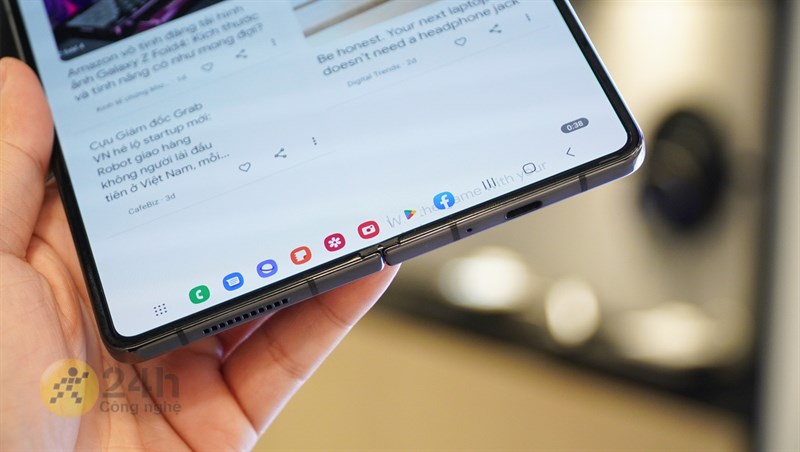 Phần bản lề được cải tiến chắc chắn hơn so với tiền nhiệm