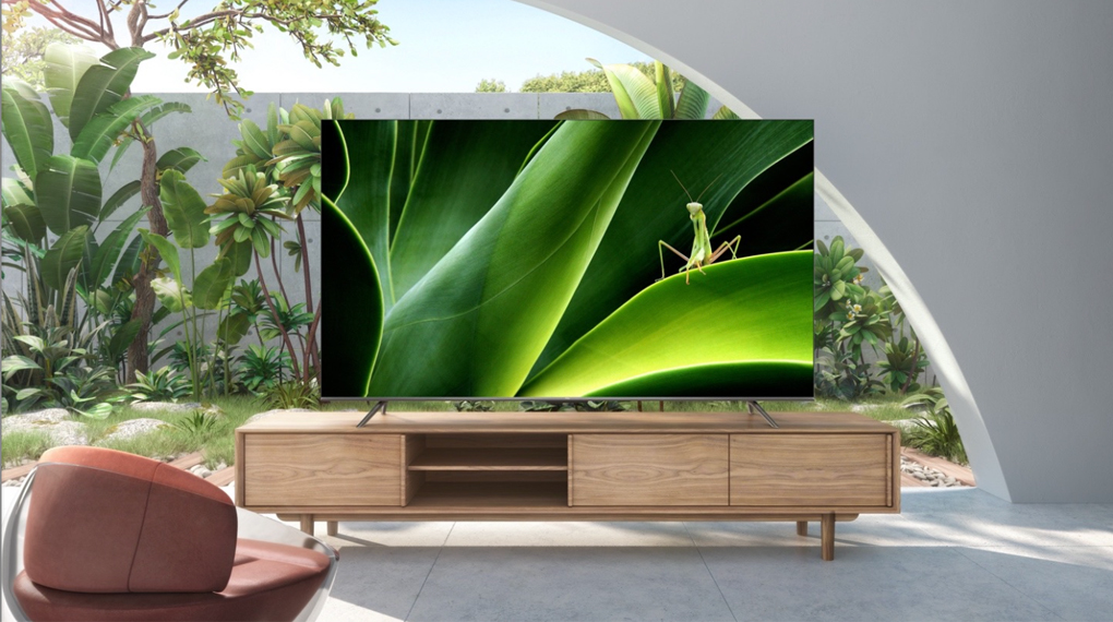 Hãng TCL cũng tích hợp công nghệ Dolby Vision IQ với cảm biến ánh sáng được tích hợp trên tivi cho phép điều chỉnh các tông màu