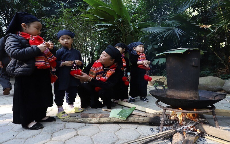 Tham quan nhà sàn dân tộc của làng Thái Hải