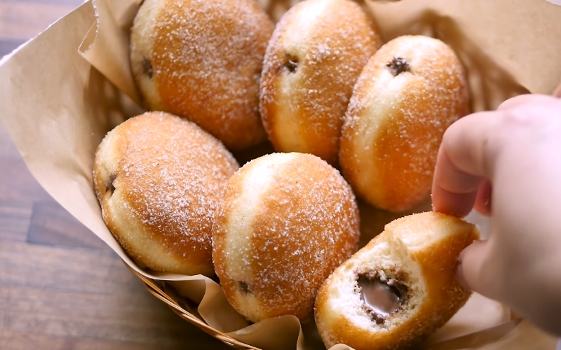 Thưởng thức bánh donut chiên nhân socola nutella