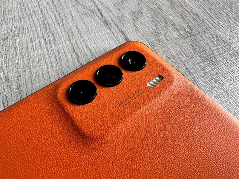 Màu cam trên Infinix Zero 5G 2023 Series được phủ lớp da làm từ thực vật