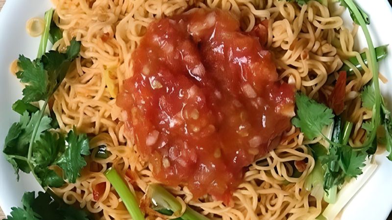 How to make simple tomato fried noodles for breakfast