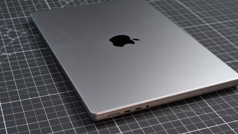 MacBook Pro 14 inch 2023 được hoàn thiện theo dạng nhám rất tinh tế MacBook Pro 14 inch 2023 được hoàn thiện theo dạng nhám rất tinh tế