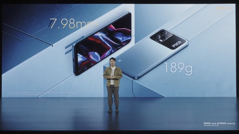 Mặt lưng của POCO X5 5G cũng có hiệu ứng chuyển màu khi nghiêng máy theo nhiều góc độ ánh sáng khác nhau.