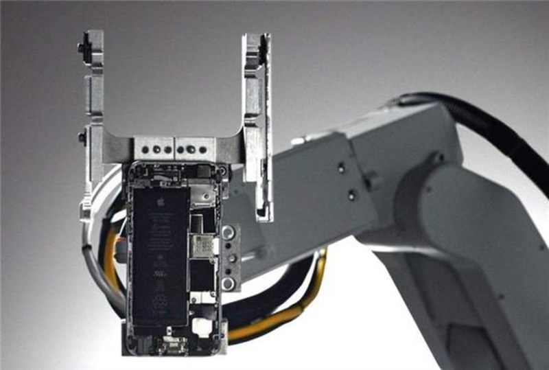 Apple trang bị robot tháo iPhone cũ để tái chế Apple trang bị robot tháo iPhone cũ để tái chế