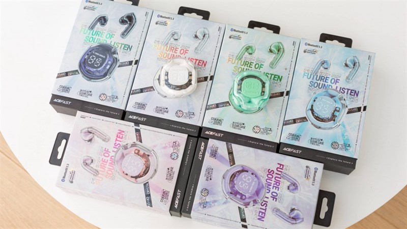 Phần vỏ hộp của Acefast Crystal (2) Earbuds T8 vẫn như trên các sản phẩm chung nhà với tone trắng chủ đạo cùng nhiều màu sắc điểm xuyến.