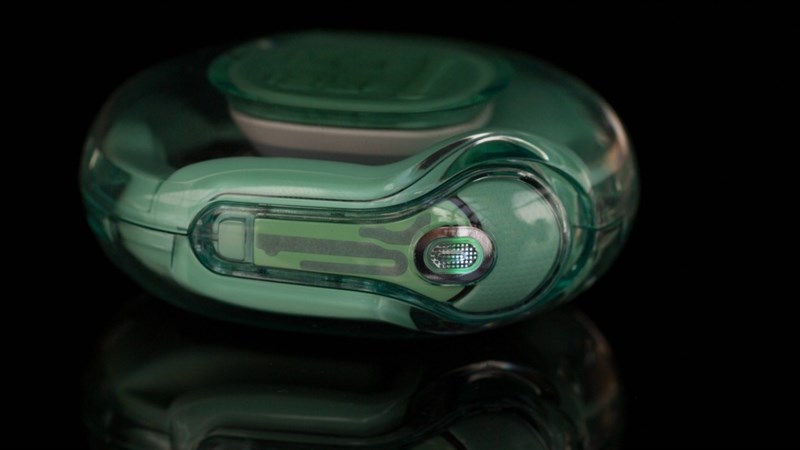 Phần vị trí đặt tại nghe cũng được dời hẳn qua hai cạnh chứ không còn ở mặt trước.