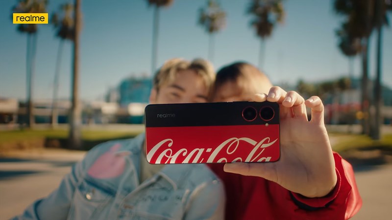 realme 10 Pro 5G Coca-Cola Edition lộ diện ngoài đời thực