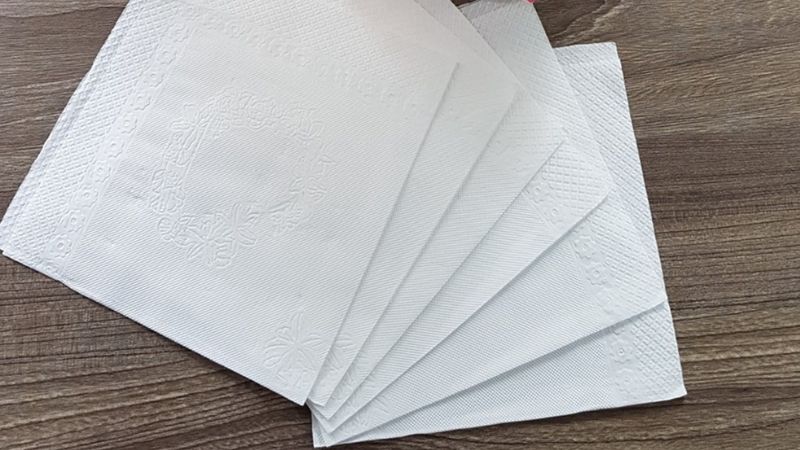 Chuẩn bị 5 - 10 tờ khăn giấy, trải khăn giấy lên nắp nồi