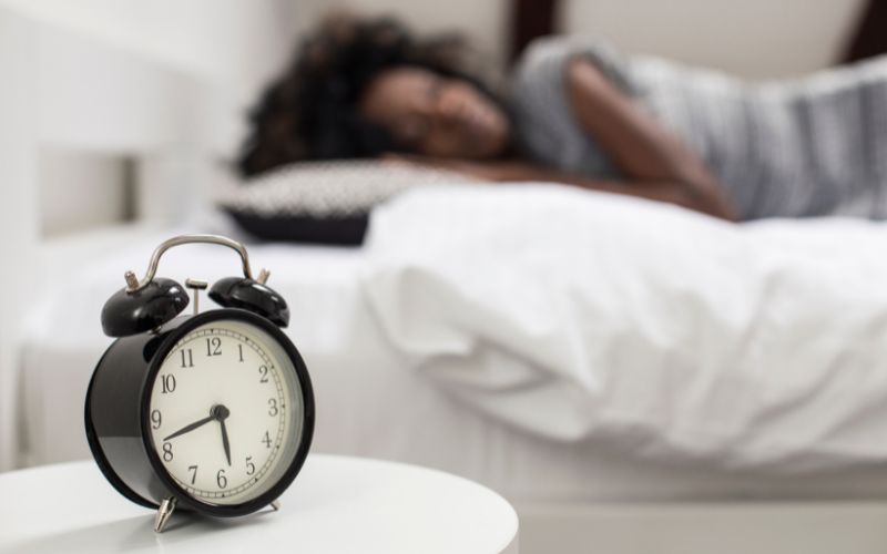 Vì sao bị giật mình khi ngủ? Cách ngăn ngừa hiện tượng ngủ hay bị giật mình