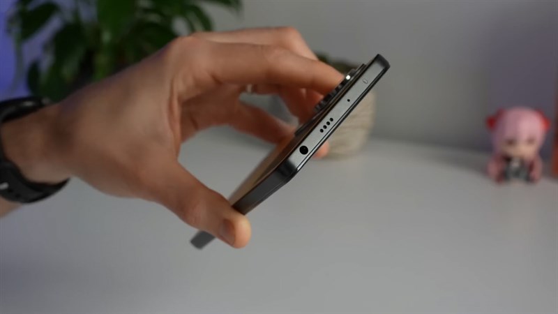 Cạnh trên của POCO X5 Pro 5G là jack tai nghe và lỗ loa thứ hai Cạnh trên của POCO X5 Pro 5G là jack tai nghe và lỗ loa thứ hai