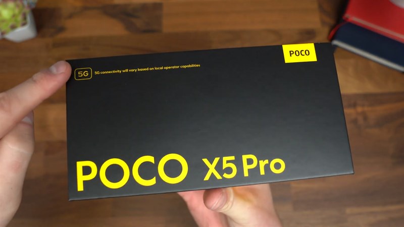 Hộp đựng của POCO X5 Pro 5G nổi bật với hai màu đen, vàng