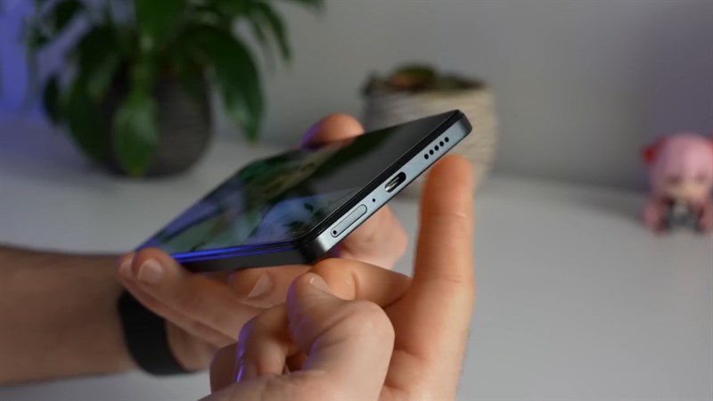 Cạnh dưới của POCO X5 Pro 5G là khe SIM, cổng sạc và lỗ loa Cạnh dưới của POCO X5 Pro 5G là khe SIM, cổng sạc và lỗ loa