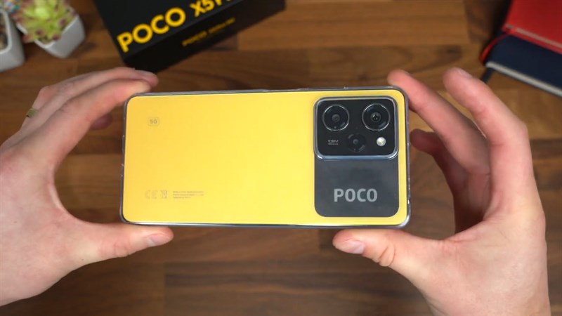 POCO X5 Pro 5G sở hữu mặt lưng kính nhám cùng màu vàng thời thượng, năng động
