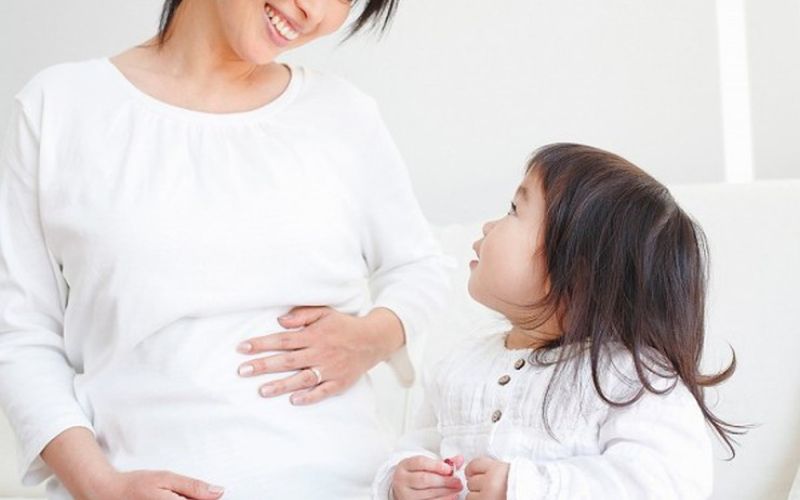 Cho trẻ làm quen với em từ lúc mẹ mang thai Cho trẻ làm quen với em từ lúc mẹ mang thai