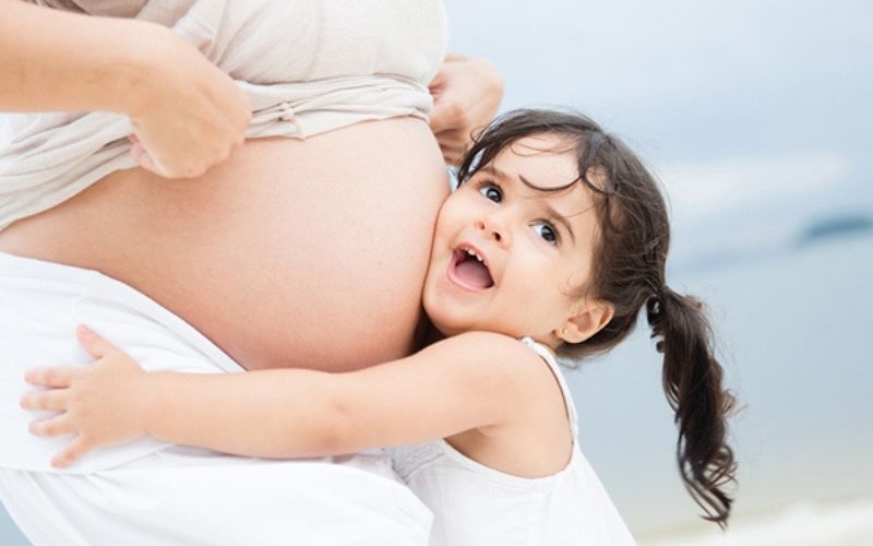 Tạo cho trẻ cảm giác an toàn khi em chào đời Tạo cho trẻ cảm giác an toàn khi em chào đời