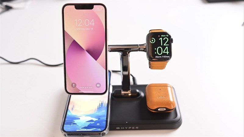 HyperJuice 4-in-1 MagSafe có thể sạc đồng thời 4 thiết bị, trong đó có một sản phẩm iPhone từ 12 Series, một Apple Watch, một AirPods và thêm một thiết bị hỗ trợ chuẩn sạc Qi.