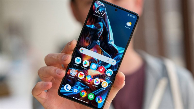 Mặt trước của POCO X5 Pro 5G là một chiếc màn hình đục lỗ với 4 cạnh đều nhau Mặt trước của POCO X5 Pro 5G là một chiếc màn hình đục lỗ với 4 cạnh đều nhau