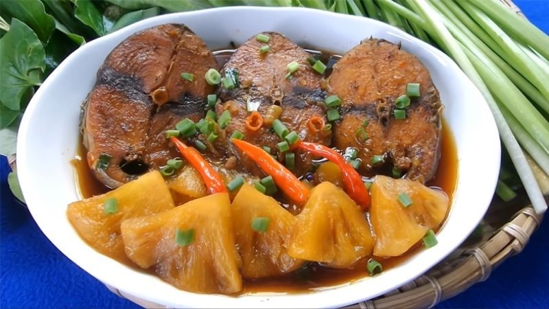 Braised tuna with pineapple