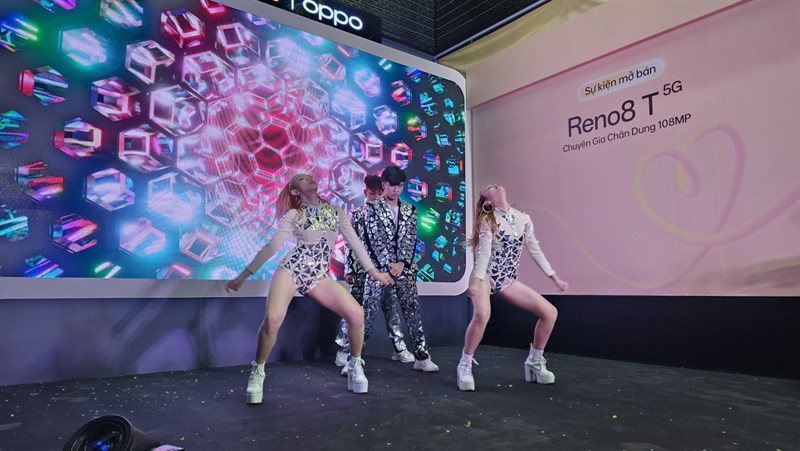 Toàn cảnh sự kiện giao OPPO Reno8 T Series đầu tiên cho khách hàng Toàn cảnh sự kiện giao OPPO Reno8 T Series đầu tiên cho khách hàng