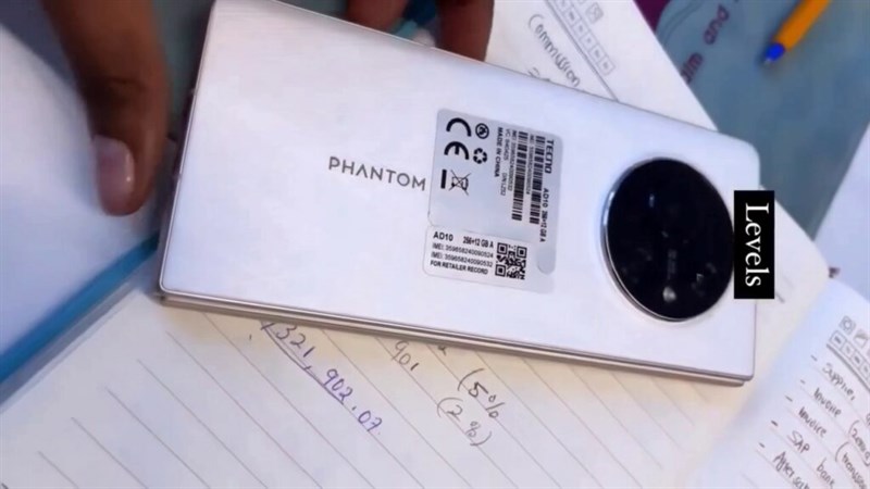 Mặt ngoài cửa Tecno Phantom V Fold được làm cong nhẹ về phía cạnh bên, các cạnh cũng không phẳng hoàn toàn tạo hiệu ứng chuyển tiếp mượt mà. Mặt ngoài cửa Tecno Phantom V Fold được làm cong nhẹ về phía cạnh bên, các cạnh cũng không phẳng hoàn toàn tạo hiệu ứng chuyển tiếp mượt mà.