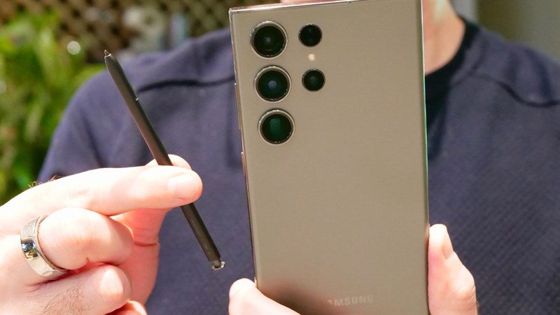 Cắm ngược S Pen Galaxy S23 Ultra có sao không?