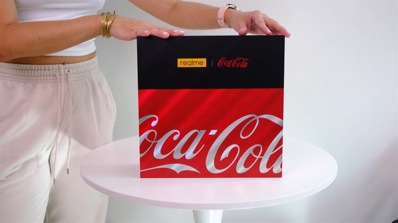 Phần hộp đựng của realme 10 Pro 5G Coca-Cola Edition được thiết kế vuông vắn Phần hộp đựng của realme 10 Pro 5G Coca-Cola Edition được thiết kế vuông vắn