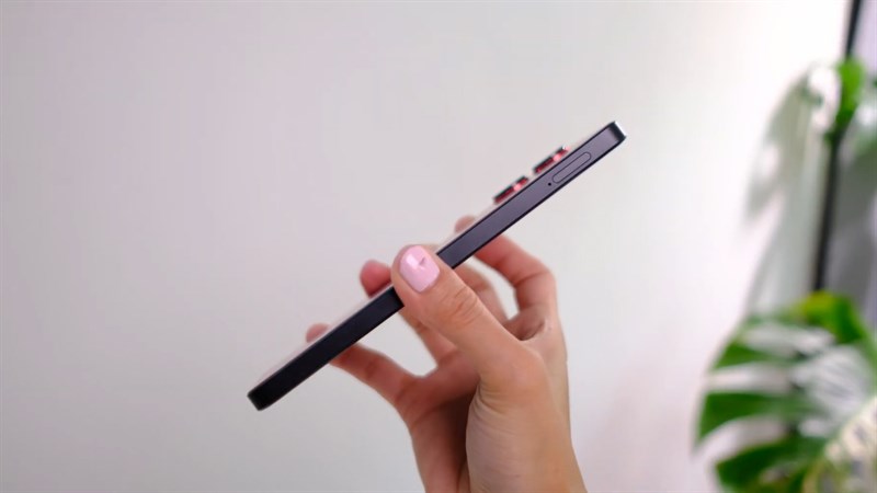 Cạnh trái của realme 10 Pro 5G Coca-Cola Edition là khe SIM Cạnh trái của realme 10 Pro 5G Coca-Cola Edition là khe SIM