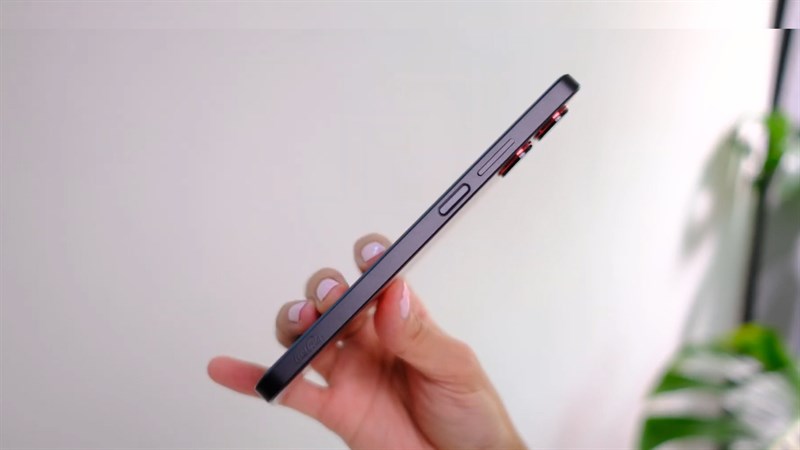 Cạnh phải của realme 10 Pro 5G Coca-Cola Edition là nút nguồn, nút tăng giảm âm lượng và logo Coca-Cola được khắc nổi Cạnh phải của realme 10 Pro 5G Coca-Cola Edition là nút nguồn, nút tăng giảm âm lượng và logo Coca-Cola được khắc nổi