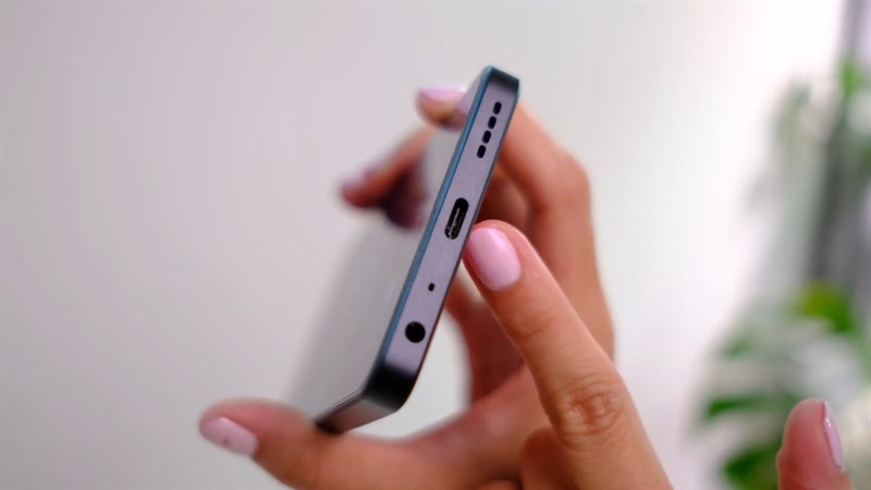 Cạnh dưới của realme 10 Pro 5G Coca-Cola Edition là cổng sạc, lỗ loa, mic thoại và jack tai nghe 3.5 mm Cạnh dưới của realme 10 Pro 5G Coca-Cola Edition là cổng sạc, lỗ loa, mic thoại và jack tai nghe 3.5 mm