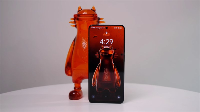 realme 10 Pro 5G Coca-Cola Edition có thiết kế màn hình đục lỗ cùng các cạnh khá đều nhau realme 10 Pro 5G Coca-Cola Edition có thiết kế màn hình đục lỗ cùng các cạnh khá đều nhau
