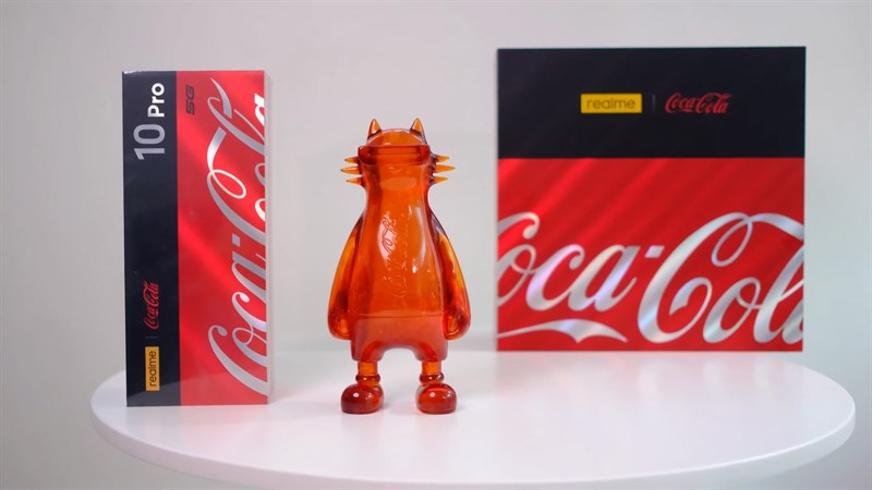 Bên trong hộp lớn là một chiếc hộp nhỏ chứa realme 10 Pro 5G Coca-Cola Edition và một bức tượng trang trí tặng kèm Bên trong hộp lớn là một chiếc hộp nhỏ chứa realme 10 Pro 5G Coca-Cola Edition và một bức tượng trang trí tặng kèm