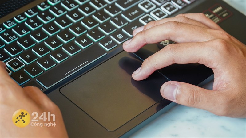 Về trải nghiệm gõ phím và rê chuột thì mình đánh giá rất tốt.