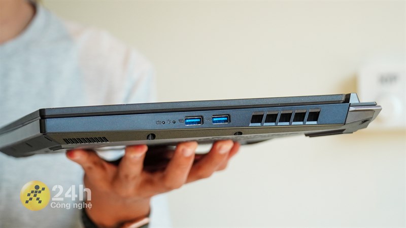 Cạnh phải của Acer Nitro 5 Tiger AN515 58 773Y.