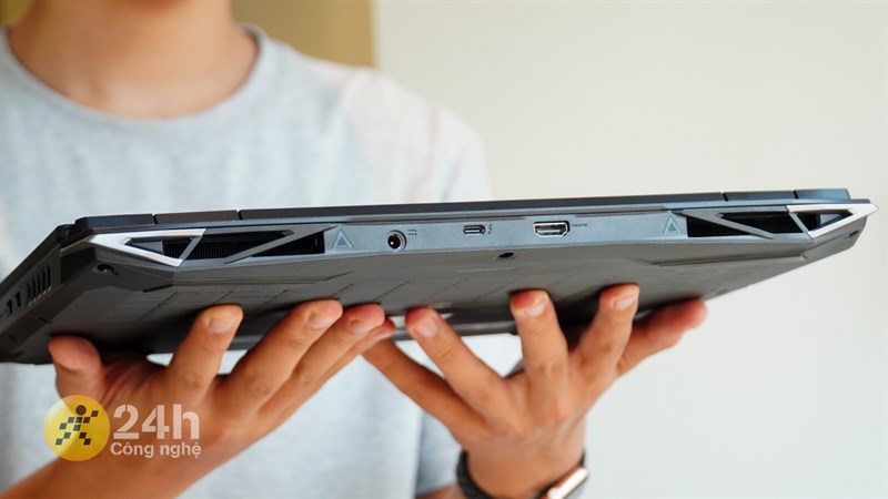 Cạnh sau của Acer Nitro 5 Tiger AN515 58 773Y.