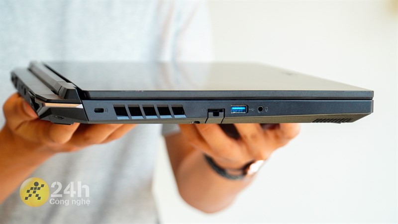Cạnh trái của Acer Nitro 5 Tiger AN515 58 773Y.