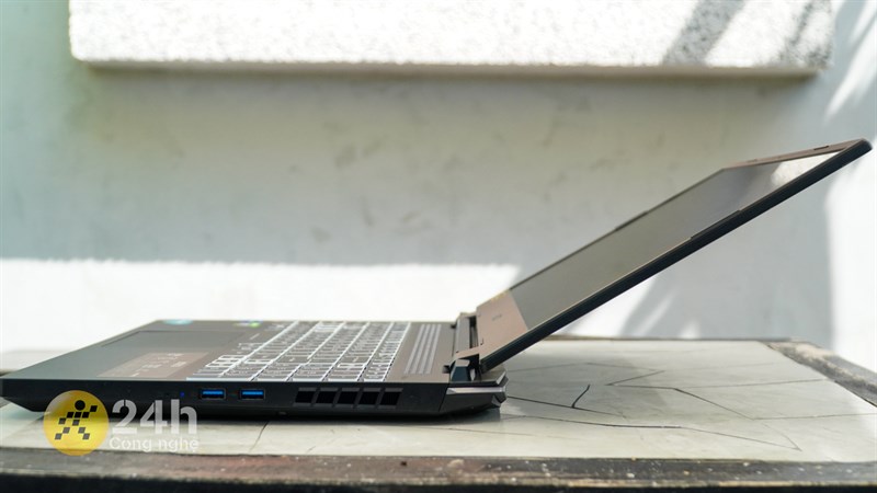 Phần bản lề của Acer Nitro 5 Tiger AN515 58 773Y cũng rất chắc chắn, bền bỉ khi mình theo tác gõ phím khá mạnh tay nhưng vẫn không bị rung, lắc.