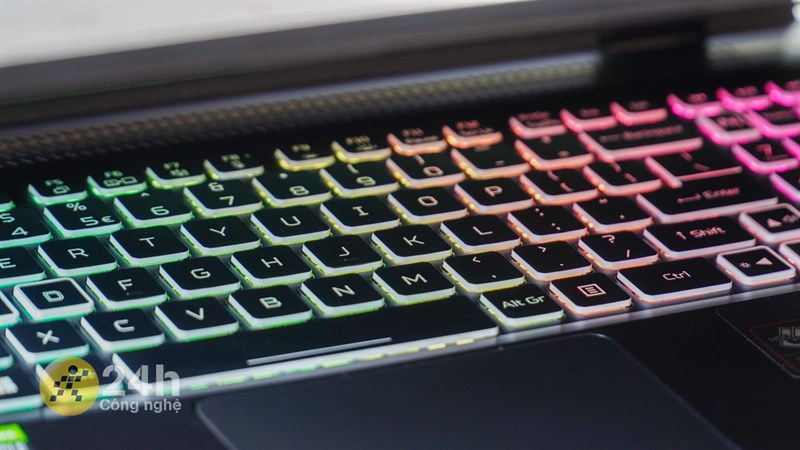 Acer Nitro 5 Tiger AN515 58 773Y được trang bị hệ thống bàn phím fullsize bao gồm cả cụm phím số.