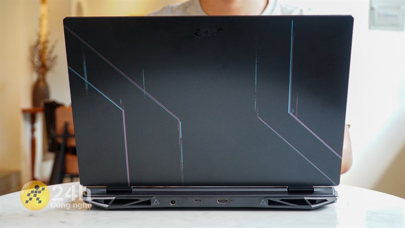 Mặt trước của Acer Nitro 5 Tiger AN515 58 773Y có thiết kế phẳng, vuông vức cùng tone màu đen chủ đạo trông rất mạnh mẽ, nam tính.