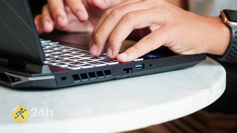 Các cạnh của Acer Nitro 5 Tiger AN515 58 773Y đều được làm phẳng.