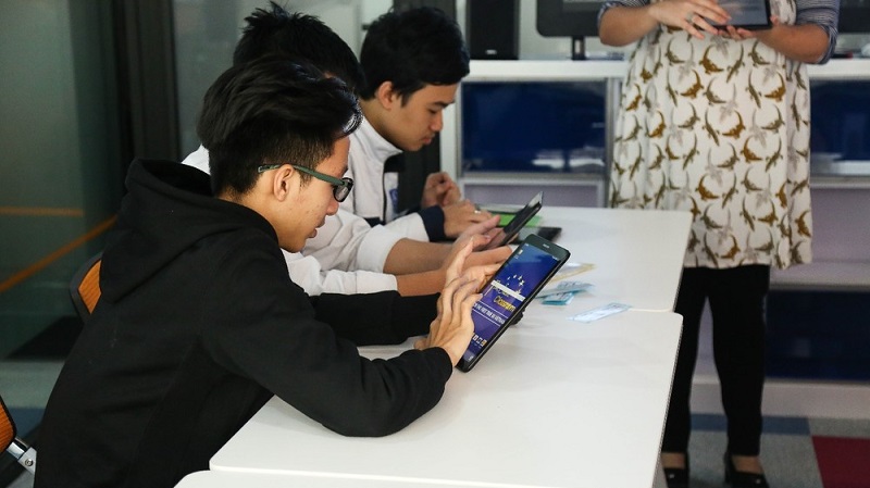 Có nên để trẻ vừa chơi vừa học tiếng Anh qua các ứng dụng trên các thiết bị công nghệ