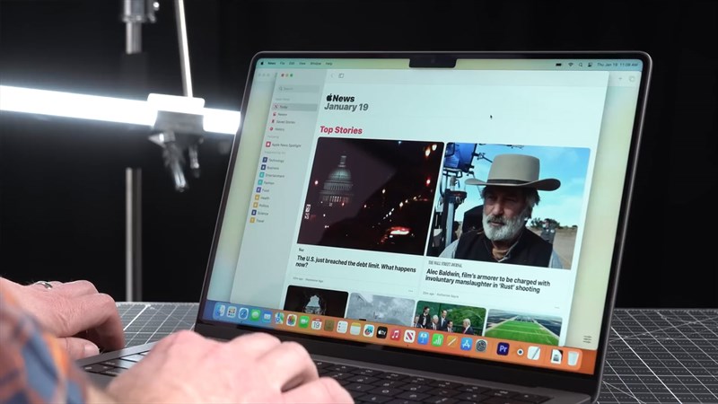 Người dùng có thể sử dụng linh hoạt hơn cho công việc khi MacBook Pro 16 2025 có màn hình cảm ứng