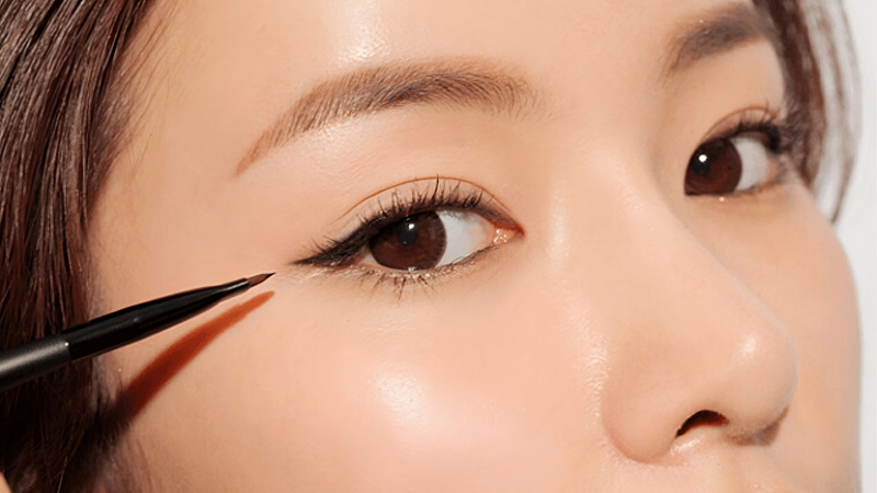 Sử dụng keo dán để vẽ eyeliner không bị lem