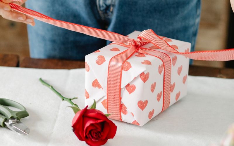 The meaning of giving Valentine's gifts to your wife