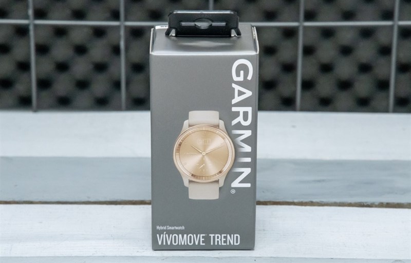 Vỏ hộp của Garmin vivomove Trend có tone màu xám chủ đạo.