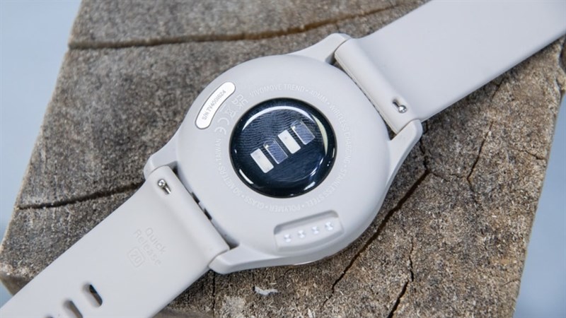Bên cạnh việc sạc có dây như truyền thống thì Garmin vivomove Trend nay đã được hỗ trợ thêm khả năng sạc không dây.