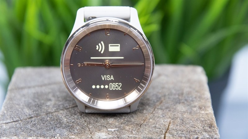 Garmin vivomove Trend cũng hỗ trợ thanh toán không tiếp xúc Garmin Pay, bổ sung thêm các tính năng đo độ cao khí áp, số liệu số tầng đã leo, điểm số giấc ngủ,...