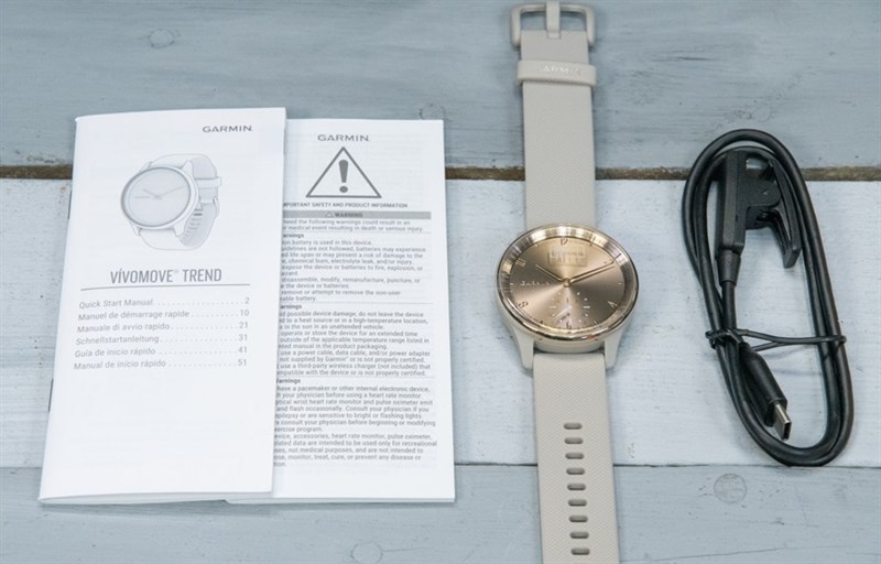 Bên trong hộp bạn sẽ bắt gặp Garmin vivomove Trend, sách hướng dẫn sử dụng và cáp sạc.